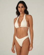 Load image into Gallery viewer, Model Front: Lua Morena Top Top Areia Triangulo-Alongado-Macrame
