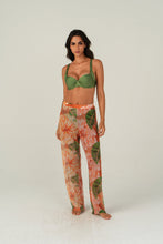 Charger l'image dans la galerie, Model Front: Lua Morena Beach Trousers Rosa-Silvestre Pants Tule
