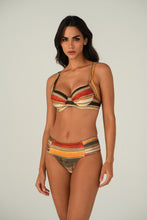 Load image into Gallery viewer, Model Front: Lua Morena Top Top Tramas-Do-Cerrado Meia-Taca-Sustencao
