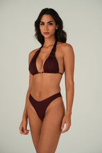 Charger l'image dans la galerie, Model Front: Lua Morena Top Top Acai Triangulo-Alongado-Macrame
