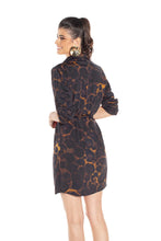 Carregar imagem no visualizador da galeria, Model Back: Lua Morena Shirtdress Chemise Uv Onca Preta
