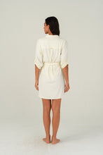 Carregar imagem no visualizador da galeria, Model Back: Lua Morena Shirtdress Areia Chemise Uv
