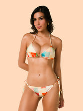 Load image into Gallery viewer, Model Front: Lua Morena Set Set Cubismo-Abstrato Cortininha Rolote-Fc-Iguais

