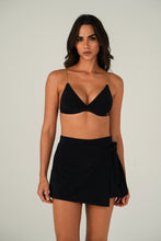 Charger l'image dans la galerie, Model Front: Lua Morena Beach Short Preto Shorts Skirt
