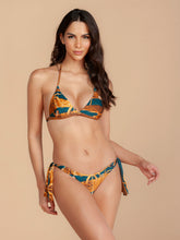 Load image into Gallery viewer, Model Front: Lua Morena Set Triangulo Santarem
