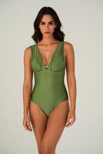 Charger l'image dans la galerie, Model Front: Lua Morena One-Piece Maio Aroeira Compressao
