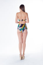 Load image into Gallery viewer, Model Back: Lua Morena Top Top Franzido Metal Floresta Brasileira
