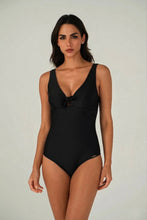 Charger l'image dans la galerie, Model Front: Lua Morena One-Piece Maio Preto Lacinho
