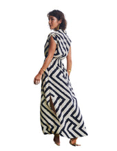 Load image into Gallery viewer, Model Back: Lua Morena Shirtdress Long Shirtdress Seringueira
