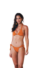 Load image into Gallery viewer, Model Front: Lua Morena Bottom Bottom Alongado Ilhos Tucupi
