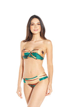 Carregar imagem no visualizador da galeria, Model Front: Lua Morena Bottom Bottom Argola Canoa
