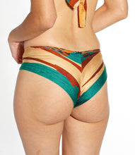 Carregar imagem no visualizador da galeria, Image 06: Lua Morena Bottom Bottom Argola Canoa
