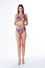 Carregar imagem no visualizador da galeria, Model Front: Lua Morena Bottom Bottom Base Acessório Capim Dourado
