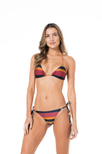 Load image into Gallery viewer, Model Front: Lua Morena Bottom Bottom Cortininha Rolote Granada
