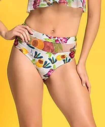 Model Front: Lua Morena Bottom Bottom Cropped Tule Frutal