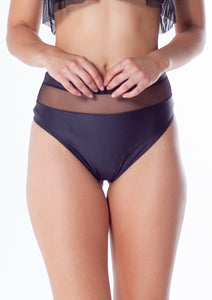 Model Front: Lua Morena Bottom Bottom Cropped Tule Preto