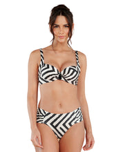 Load image into Gallery viewer, Model Front: Lua Morena Bottom Bottom Drapeada Larga Sangueira
