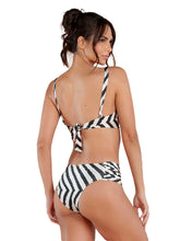 Load image into Gallery viewer, Model Back: Lua Morena Bottom Bottom Drapeada Larga Sangueira
