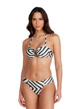 Load image into Gallery viewer, Model Front: Lua Morena Bottom Bottom Metal Sangueira
