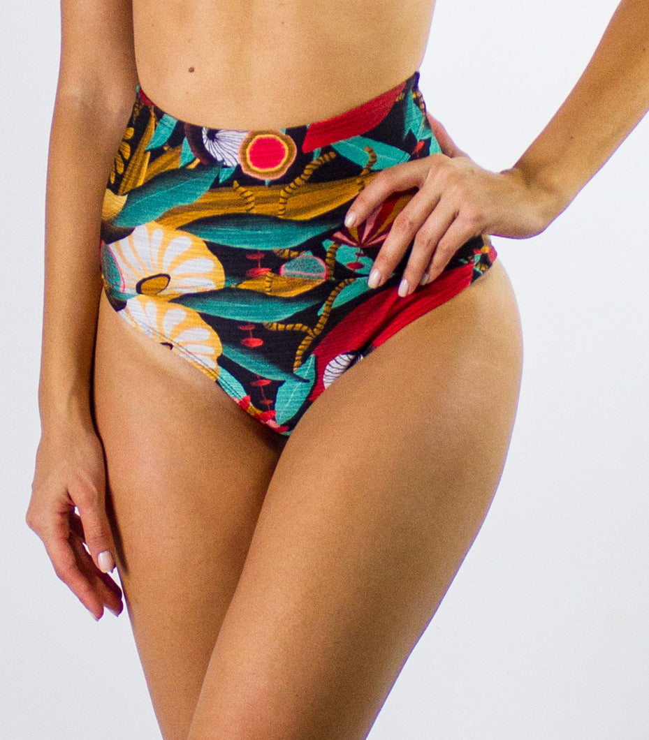 Model Front: Lua Morena Bottom Bottom Tq Caia Drapeado Romã