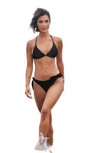 Load image into Gallery viewer, Model Front: Lua Morena Bottom Bottom Triangulo Liso Preto
