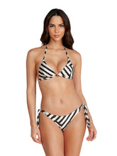 Load image into Gallery viewer, Model Front: Lua Morena Bottom Bottom Triangulo Seringueira
