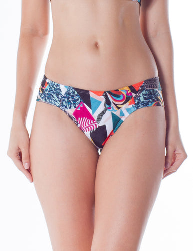 Model Front: Lua Morena Bottom Bottom Ziper Araucaria