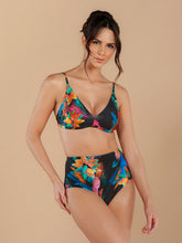 Load image into Gallery viewer, Model Front: Lua Morena Set Cinta Brinco Preto
