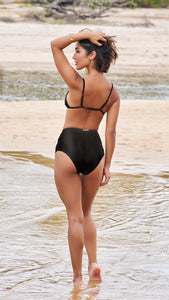 Model Back: Lua Morena Set Cinta Liso Preto