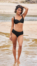 Load image into Gallery viewer, Model Front: Lua Morena Set Drapeada Larga Liso Preto
