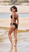 Load image into Gallery viewer, Model Back: Lua Morena Set Drapeada Larga Liso Preto
