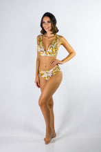 Load image into Gallery viewer, Model Front: Lua Morena Set Faixa Drapeada Lm Palha

