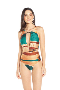 Model Front: Lua Morena One-Piece Gargantilha V Canoa