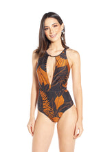 Load image into Gallery viewer, Model Front: Lua Morena One-Piece Gargantilha V Folhagem Terra
