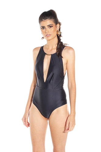 Model Front: Lua Morena One-Piece Gargantilha V Preto