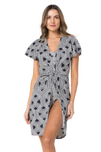 Load image into Gallery viewer, Model Front: Lua Morena Maxi Dresses Kimono Uv Grafismo Preto
