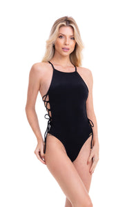 Model Front: Lua Morena One-Piece Lateral Trancada Liso Preto