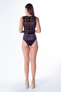 Model Back: Lua Morena One-Piece Maio Laser Preto