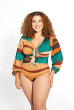 Load image into Gallery viewer, Model Front: Lua Morena One-Piece Maio Manga Uv Canoa
