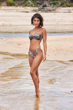 Load image into Gallery viewer, Model Front: Lua Morena Set Metal Arapiuns
