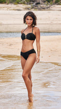 Load image into Gallery viewer, Model Front: Lua Morena Set Metal Liso Preto
