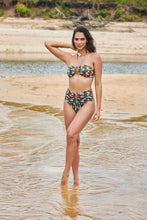 Load image into Gallery viewer, Model Front: Lua Morena Set Modelador Aurum
