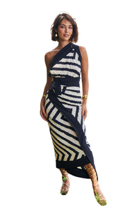 Model Front: Lua Morena Beach Skirt Saia Seringueira