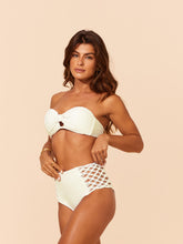 Load image into Gallery viewer, Model Front: Lua Morena Set Set Areia Meia-Taca-Bolha-Ilhos Media-Macrame
