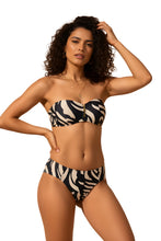 Load image into Gallery viewer, Model Front: Lua Morena Set Set Brisa-Da-Noite Bandeau-Ziper Calecon
