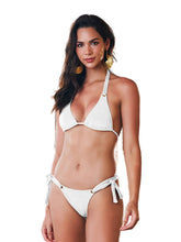 Load image into Gallery viewer, Model Front: Lua Morena Top Top Alongado Ilhos Branco
