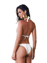 Load image into Gallery viewer, Model Back: Lua Morena Top Top Alongado Ilhos Branco
