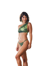 Load image into Gallery viewer, Model Front: Lua Morena Top Top Asimetrico Vitoria Regia
