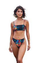 Load image into Gallery viewer, Model Front: Lua Morena Top Top Bandeau Brinco Preto
