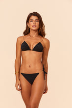 Load image into Gallery viewer, Model Front: Lua Morena Top Top Black Cortininha-Corrente
